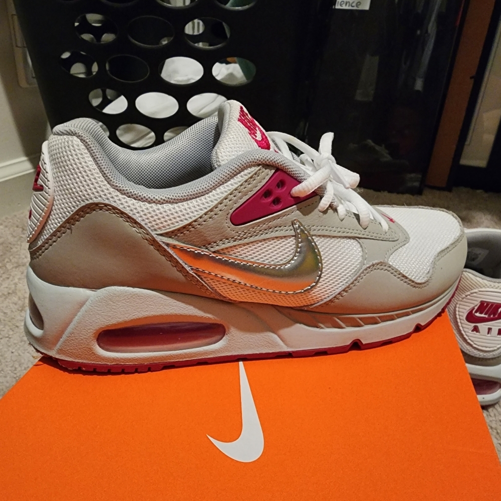 NIKE AIR MAX CORRELATE SIZE 7
